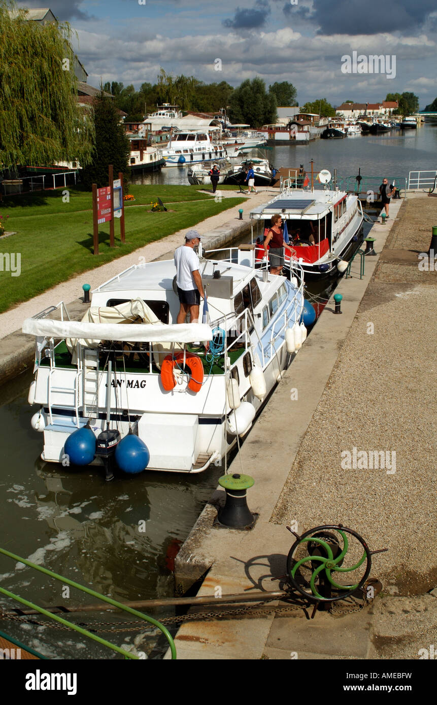 Canal de Bourgogne à St Jean de Losne Bourgogne France Plaisance Banque D'Images