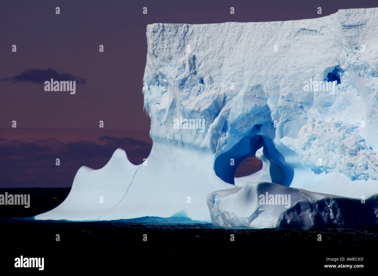 Iceberg avec cave, l'Antarctique, Suedozean Banque D'Images