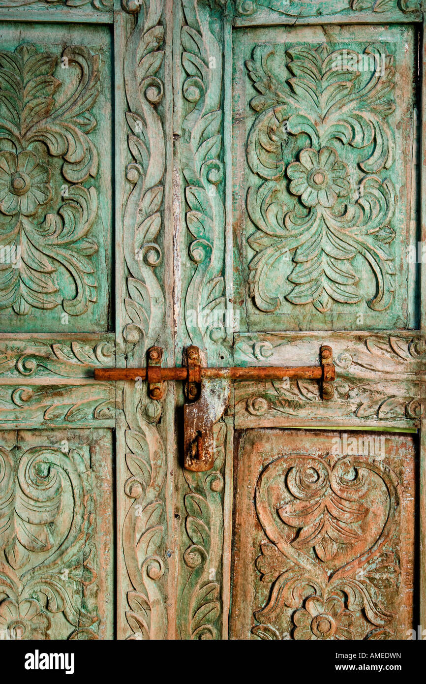 Meubles anciens en bois sculpté avec le loquet de porte indien Photo Stock  - Alamy
