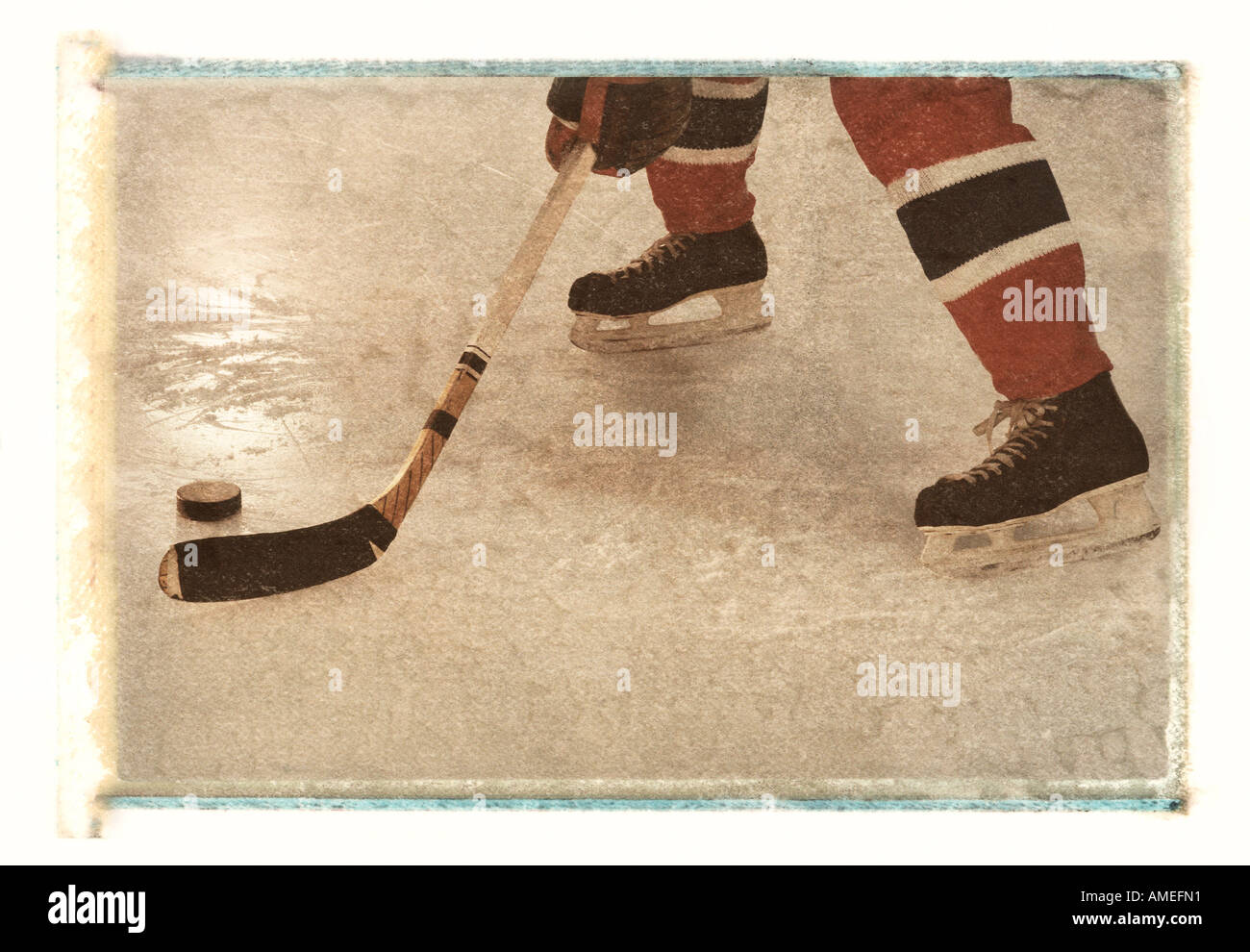 Portrait of Hockey Player Skating avec rondelle Banque D'Images