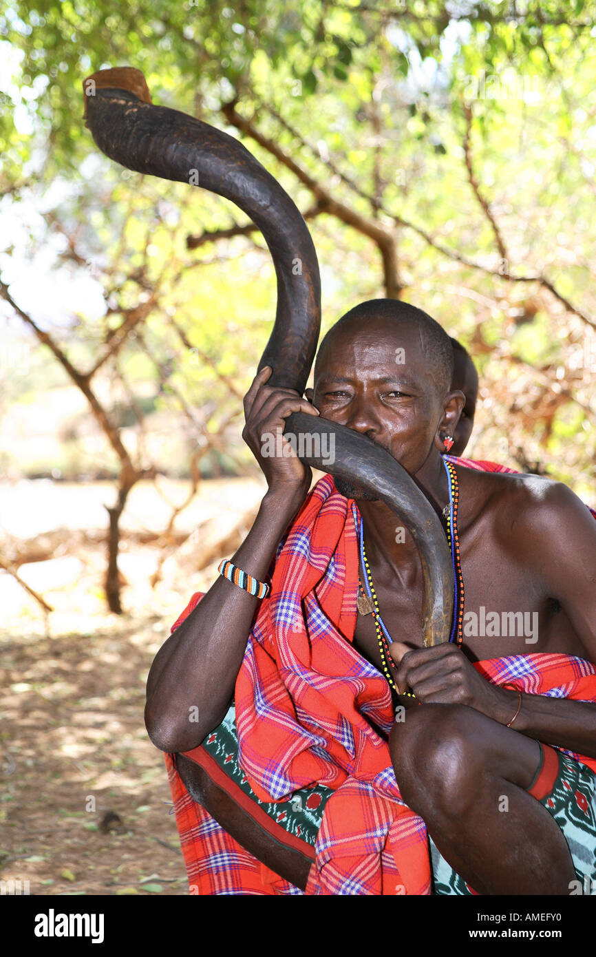 Samburu homme soufflant dans la corne de kudu, Kenya, Samburu np Banque D'Images