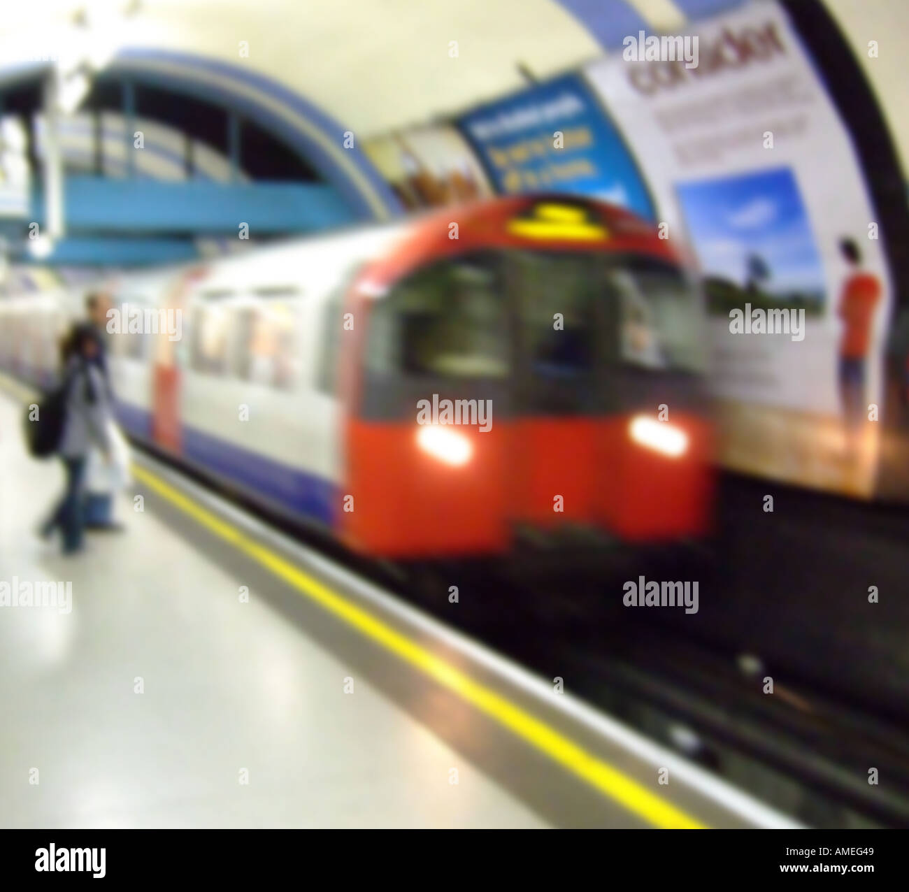 Train de Tube floue Banque D'Images