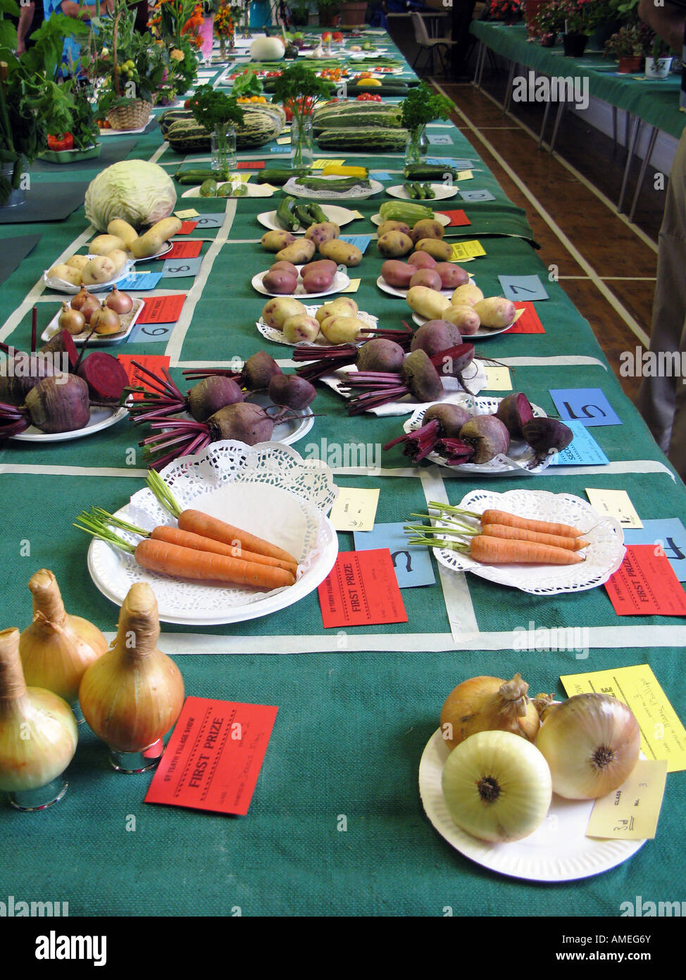 Une table des palmarès des légumes dans un village tous Banque D'Images