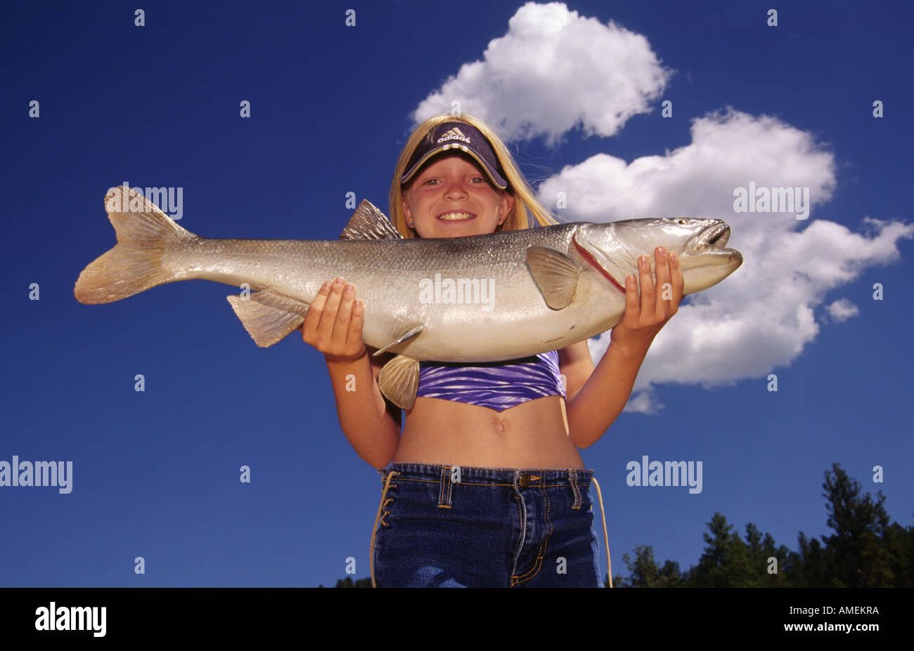 MR 589 souriant et fier angler Tracy Duncan affiche un poisson fin, au cours de journée de pêche au lac Grindstone, Albuquerque, Nouveau Mexique. Banque D'Images