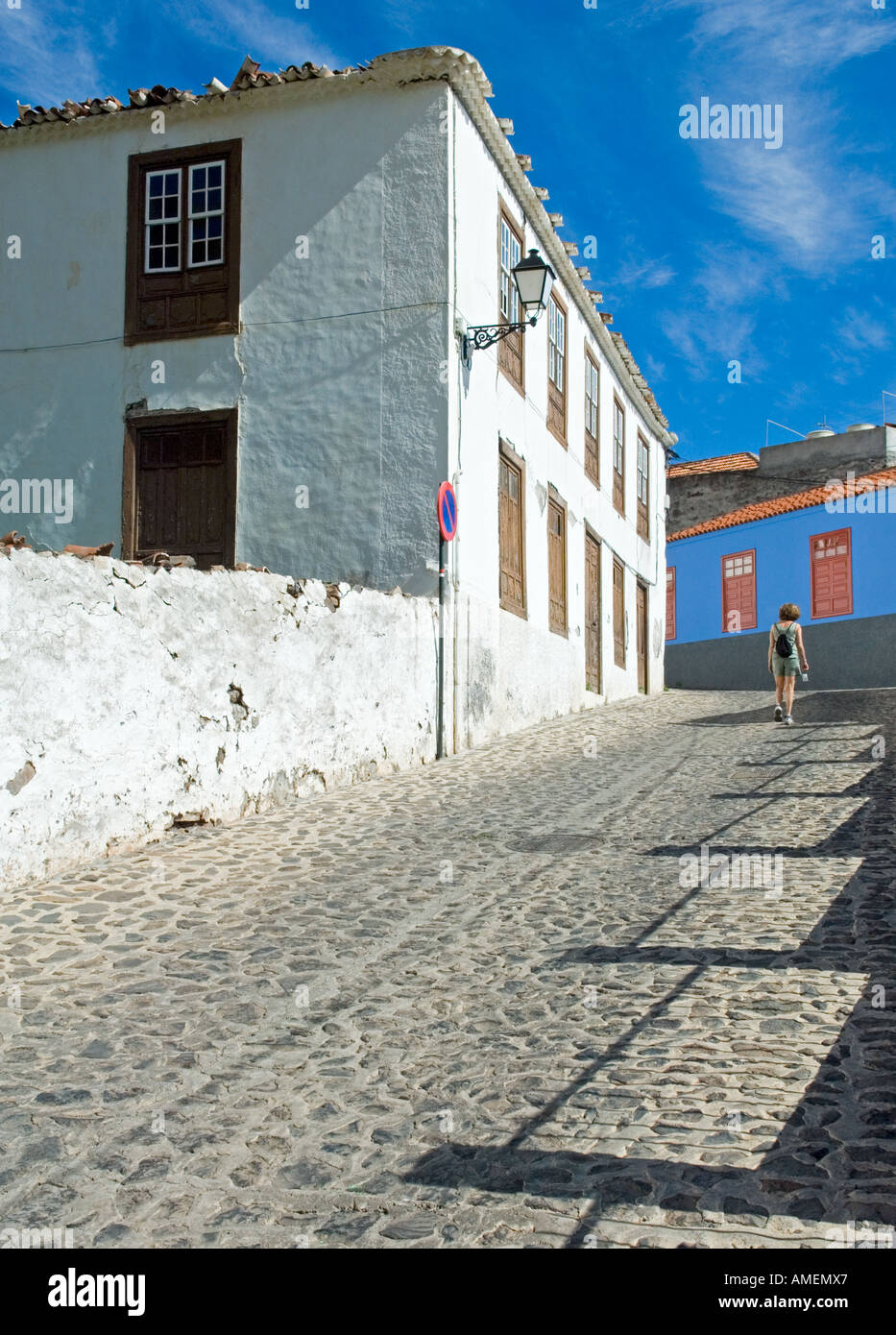 La Gomera, Îles Canaries. Jeune femme sur la vieille rue pavée menant à la place de la vieille ville en ville de la côte nord de Agulo Banque D'Images