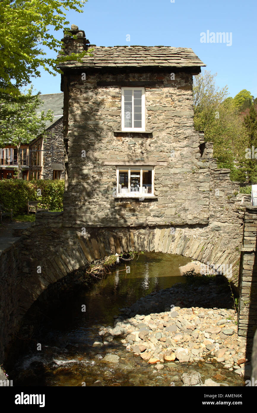 Bridge House en anglais à Ambleside Cumbria Lake District sur une journée ensoleillée Banque D'Images