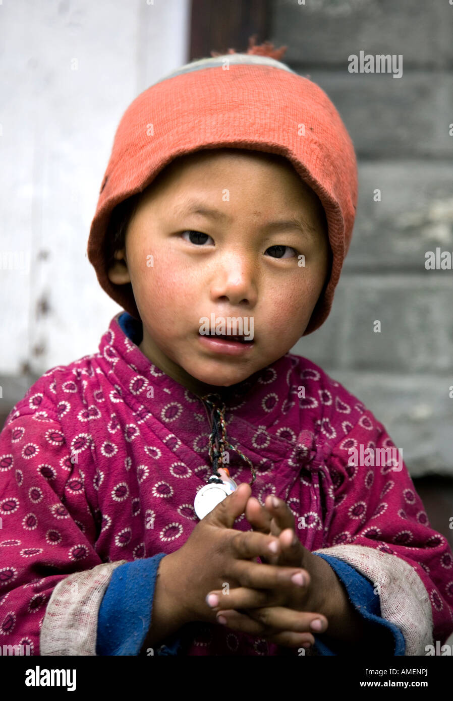 Garçon. Khotro village. Circuit de l'Annapurna trek. Le Népal Banque D'Images