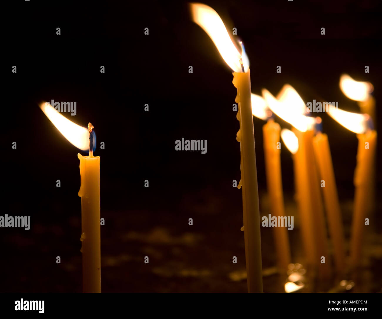 Des bougies allumées Banque D'Images