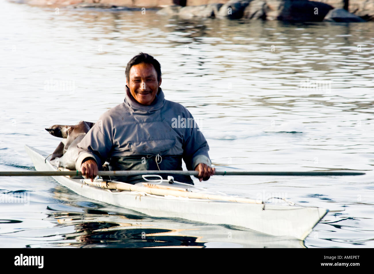 Narval Inuit hunter paddling kayak vers le fjord d'Inglefield animaux près de Qaanaaq Groenland Banque D'Images