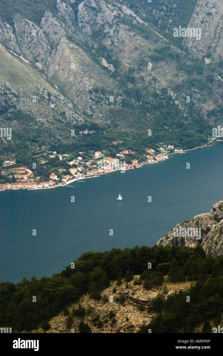 À la recherche vers le bas dans la baie de Kotor et bateau à voile, le Monténégro. Banque D'Images