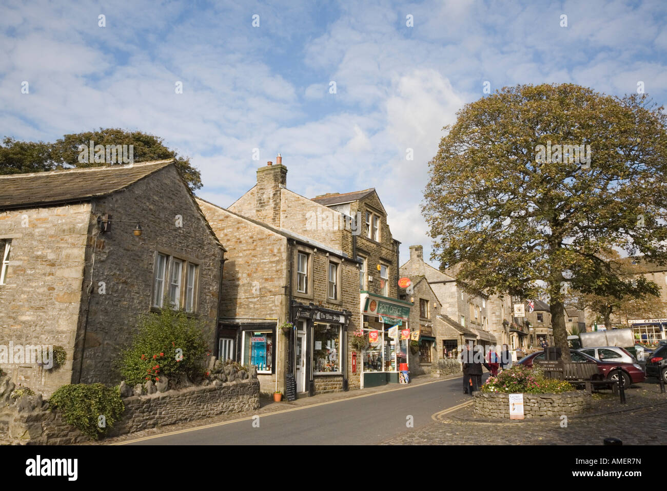 Bâtiments en pierre traditionnel vieux Malham village place pavée dans le Yorkshire Dales National Park Skipton North Yorkshire Angleterre UK Banque D'Images