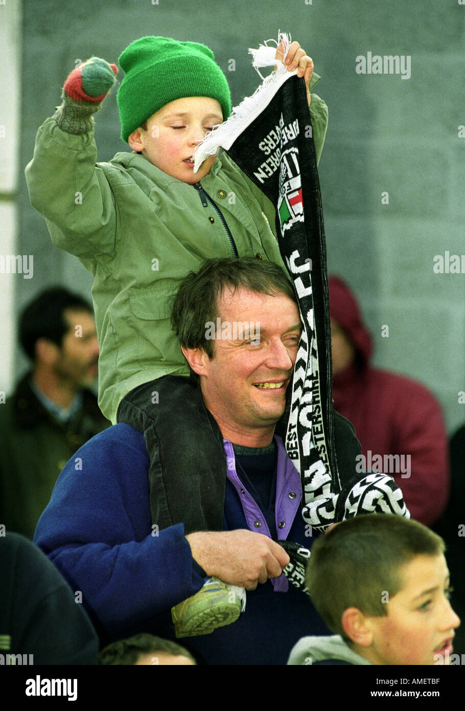 Un père et son fils, avant un match de football FA CUP FOREST GREEN ROVERS V TORQUAY UNITED UK Banque D'Images