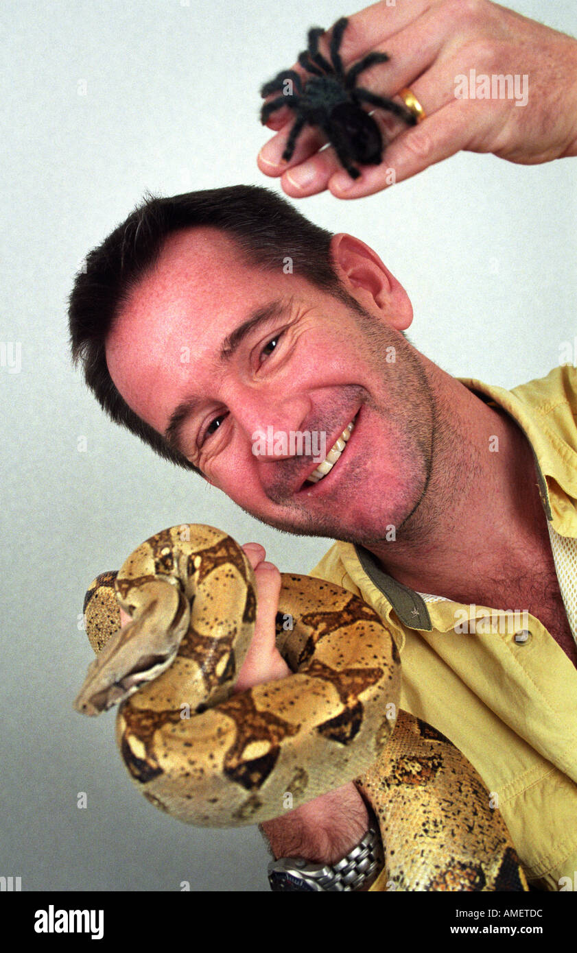 NIGEL MARVEN QUI PRÉSENTE LE PROGRAMME D'ITV EN PHOTO AVEC UN DES GÉANTS DES ROSE ET D'UNE TARENTULE BOA CONSTRICTOR AU HTV Banque D'Images