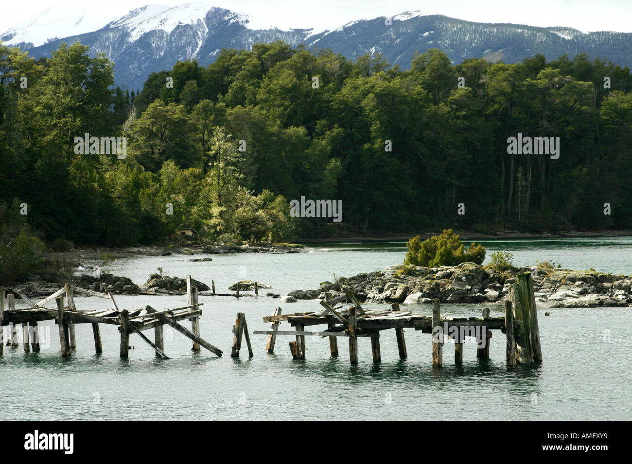 A broken et abandonnés dans la jetée du lac Nahuel Huapi, près de Parc National de Los Arrayanes Villa La Angostura Neuquen Lake District Patag Banque D'Images