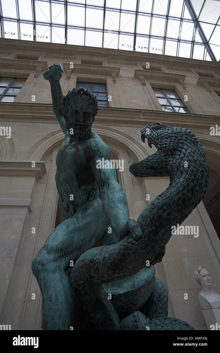 Musée du louvre paris france statue classique de l'homme tuer serpent géant Banque D'Images