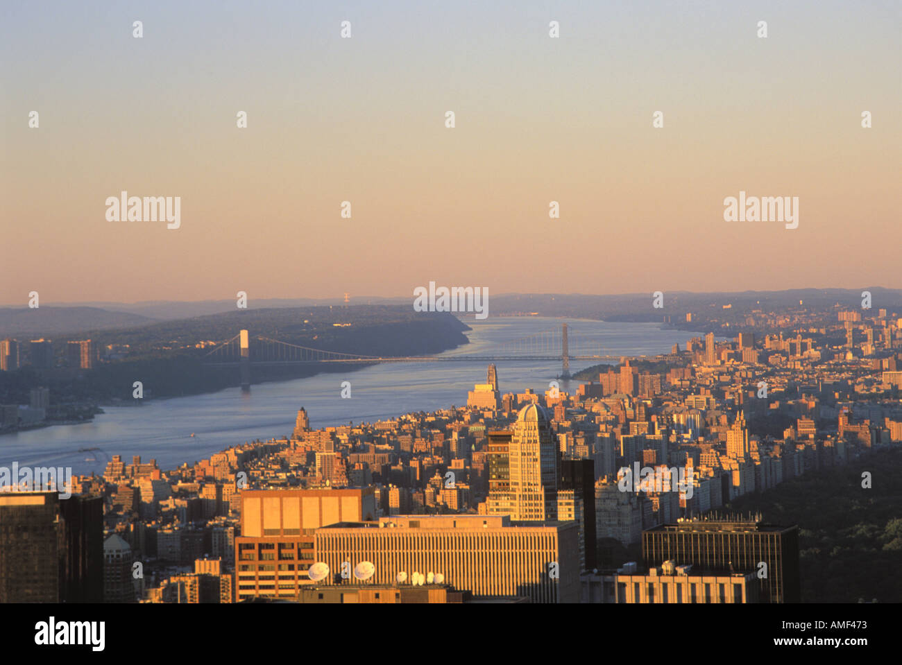 George Washington Bridge antenne fleuve Hudson à Uptown Manhattan New York Banque D'Images