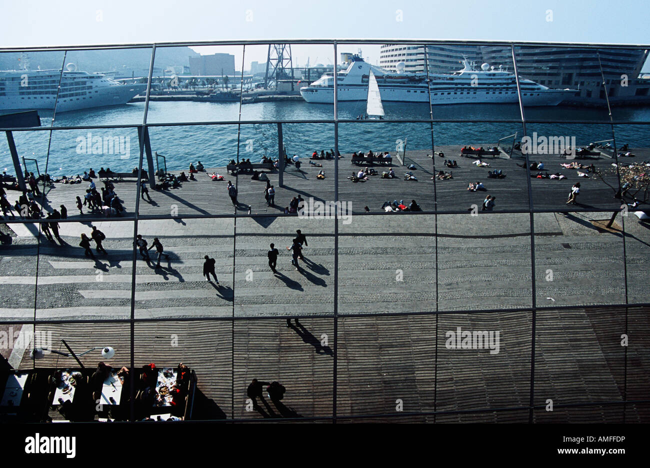 La réflexion de personnes, de navires, de la mer et de la promenade, Rambla de Mar, Marina Port Vell, Barcelone, Espagne. Banque D'Images