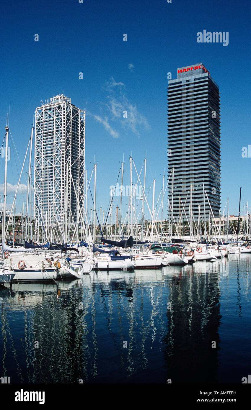Yachts dans la marina, l'hôtel Arts et la Tour Mapfre, Port Olympique, Barcelone, Espagne. Banque D'Images