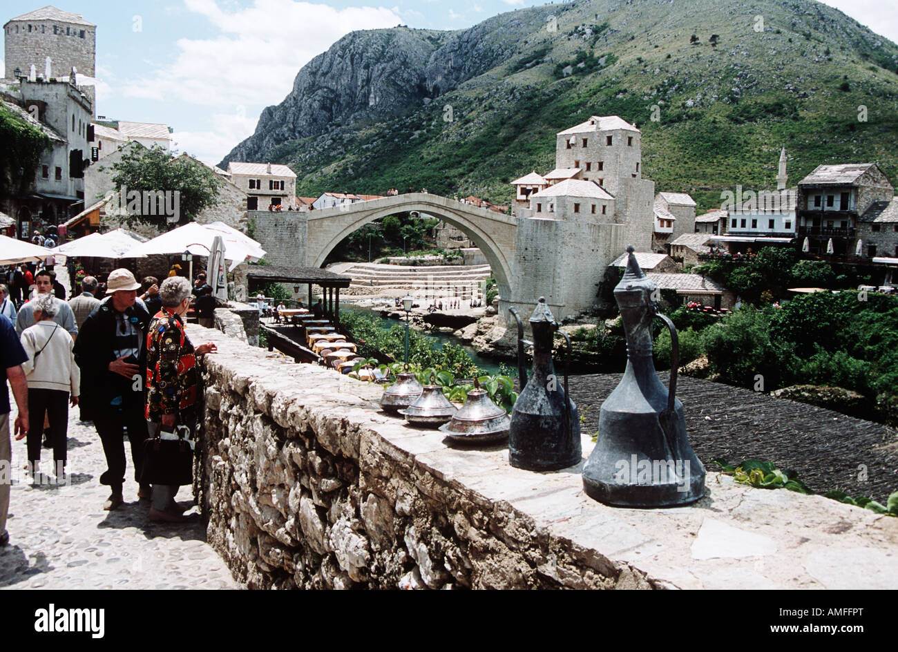 Stari Most, le vieux pont, à la suite de la reconstruction, les touristes et la rivière Neretva, Mostar, Bosnie-Herzégovine, l'ex-Yougoslavie Banque D'Images