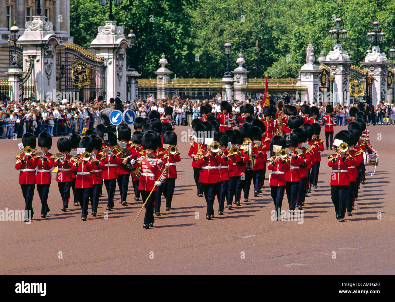 Marching Guards Buckingham Palace Londres Angleterre Banque D'Images