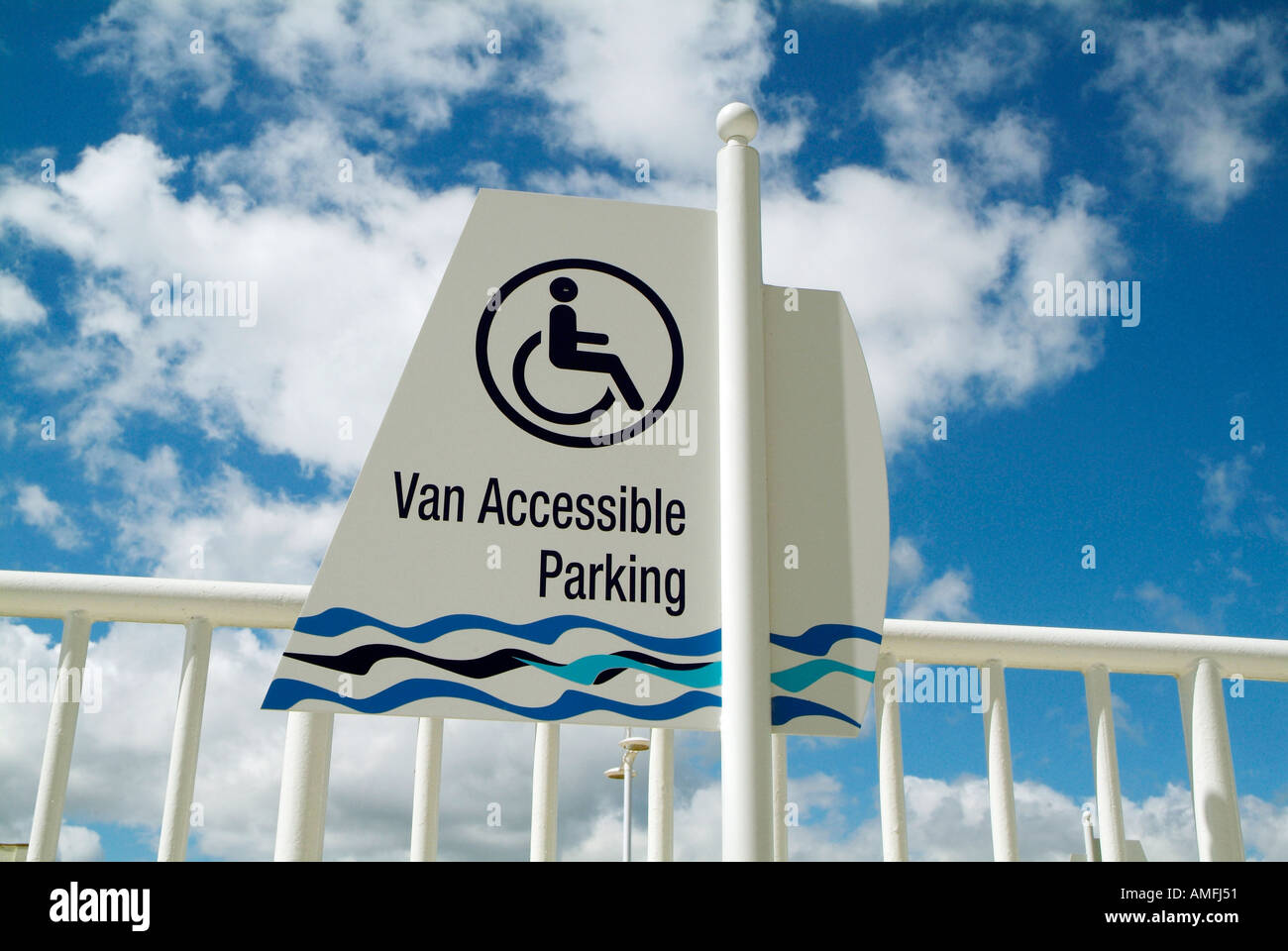Panneaux de stationnement Handicap handicapés parking réserve espacés pour les handicapés Banque D'Images