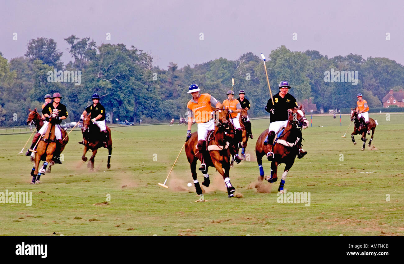 Membres engagés dans jeu de polo Guards Polo Club Smith s Windsor Berkshire Pelouse Banque D'Images