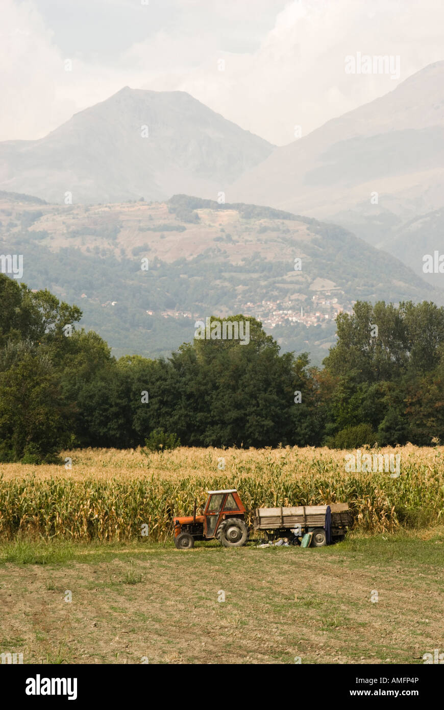 Montagnes et près de terres agricoles entre Tetovo et Gostivar Macédoine Banque D'Images