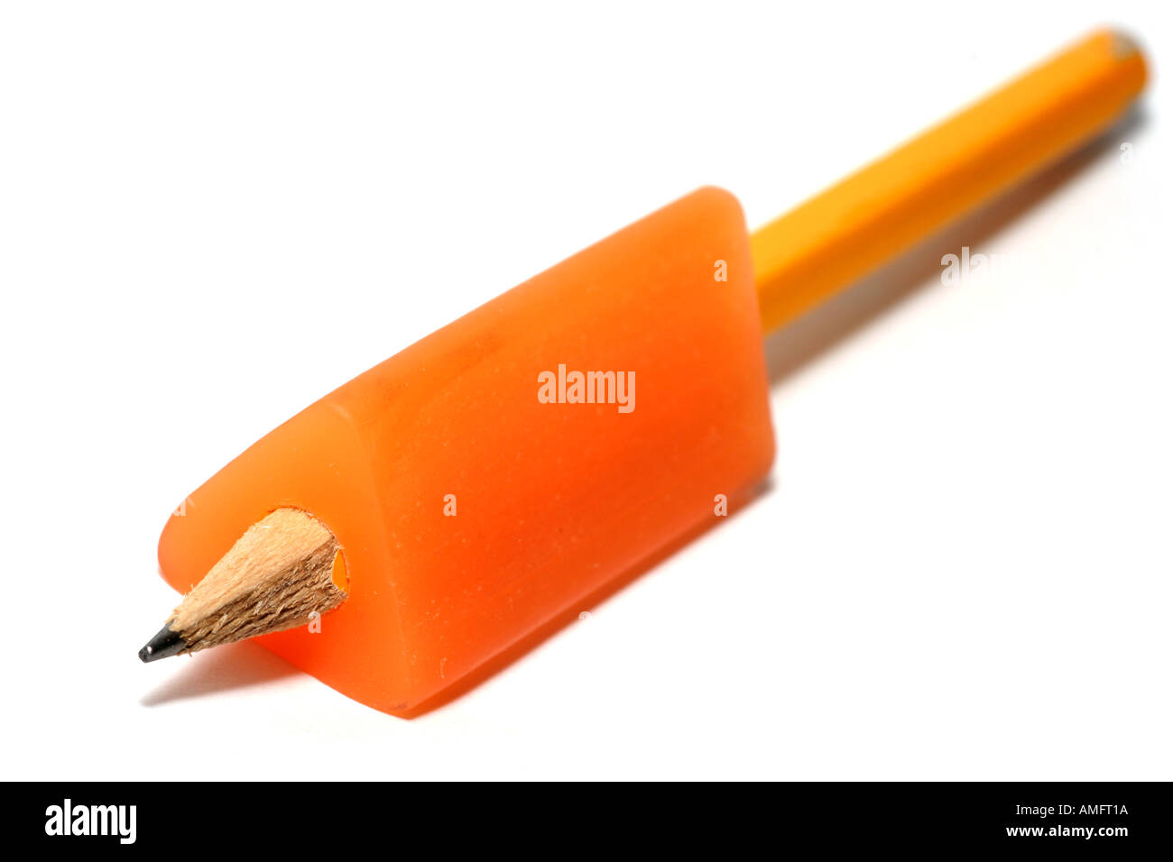 Avec l'outil Crayon plastique triangle pour une meilleure prise, une aide d'écriture Banque D'Images