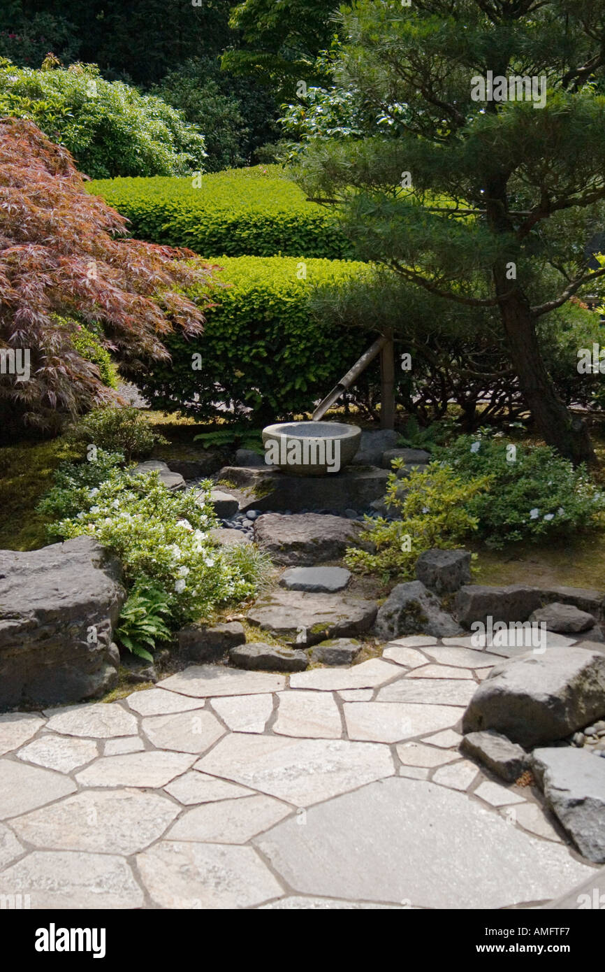 Allée Pierre fontaine au printemps à Portland s jardin japonais considéré comme authentique à l'extérieur du Japon PORTLAND OREGON Banque D'Images