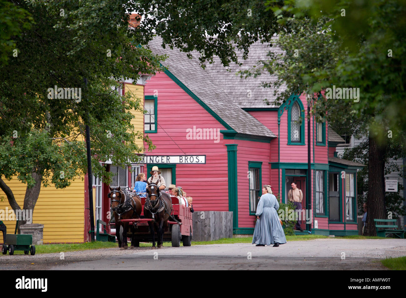 Chevaux tirant un chariot se déplaçant le long de la route principale, Wharf Road, Sherbrooke le long de la Marine Drive, en Nouvelle-Écosse, Canada. Banque D'Images