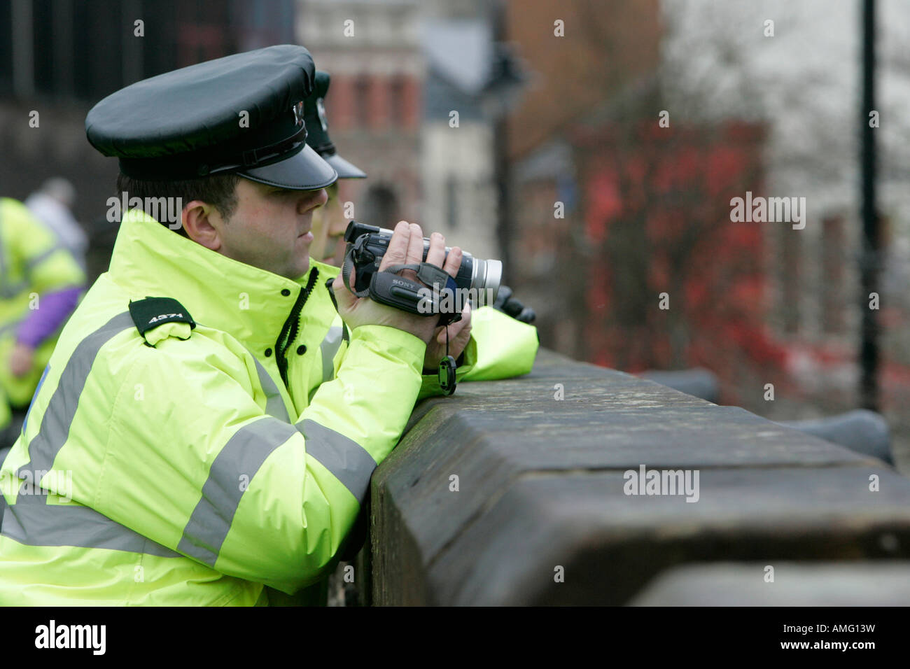 Les agents de police PSNI foule de murs vidéo Derrys Banque D'Images