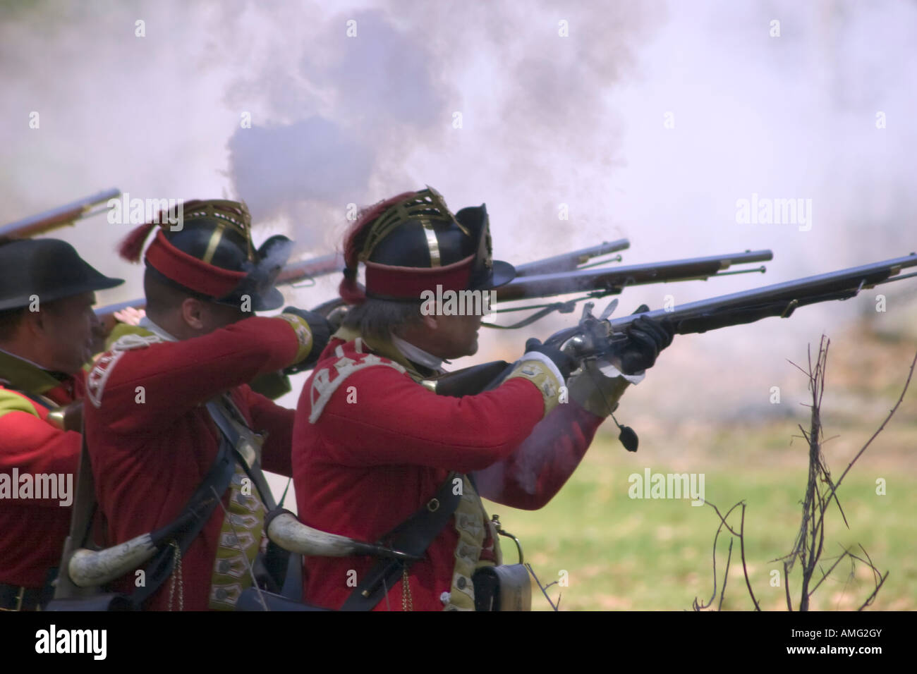 Le feu des soldats britanniques au cours de mousquets à reconstitution Minute Man National Historical Park Banque D'Images