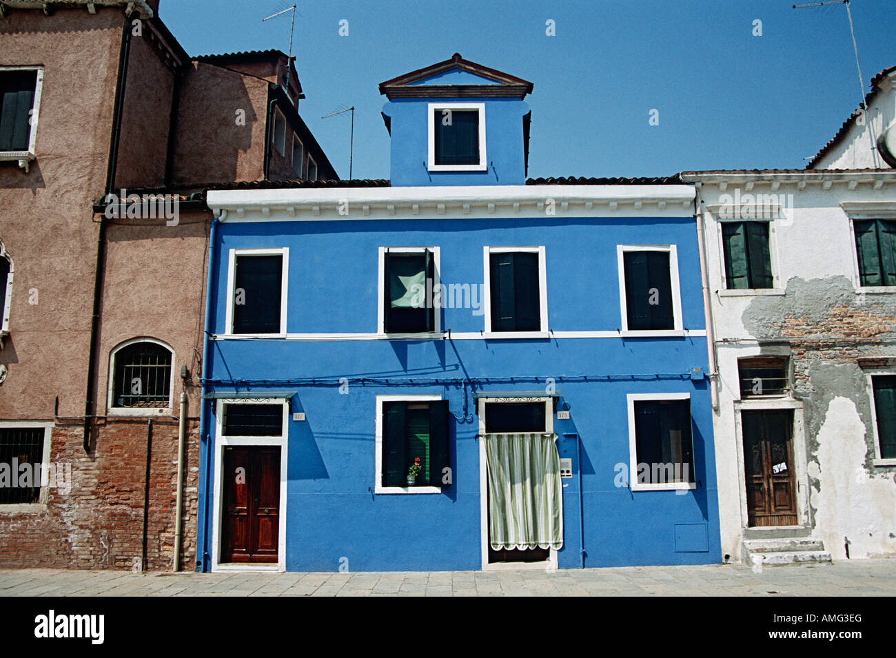 Maisons peintes en bleu, typique de l'île de Burano, Burano, Venise, Italie Banque D'Images