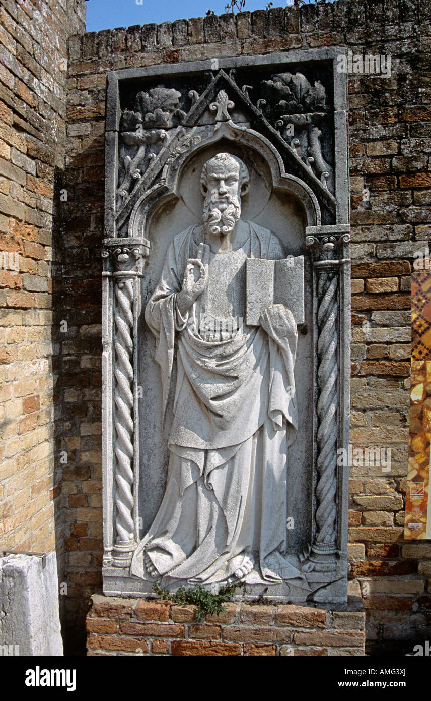 Statue religieuse sur mur, Torcello Museum, Museo di Torcello, sur l'île de Torcello, Venise, Italie Banque D'Images