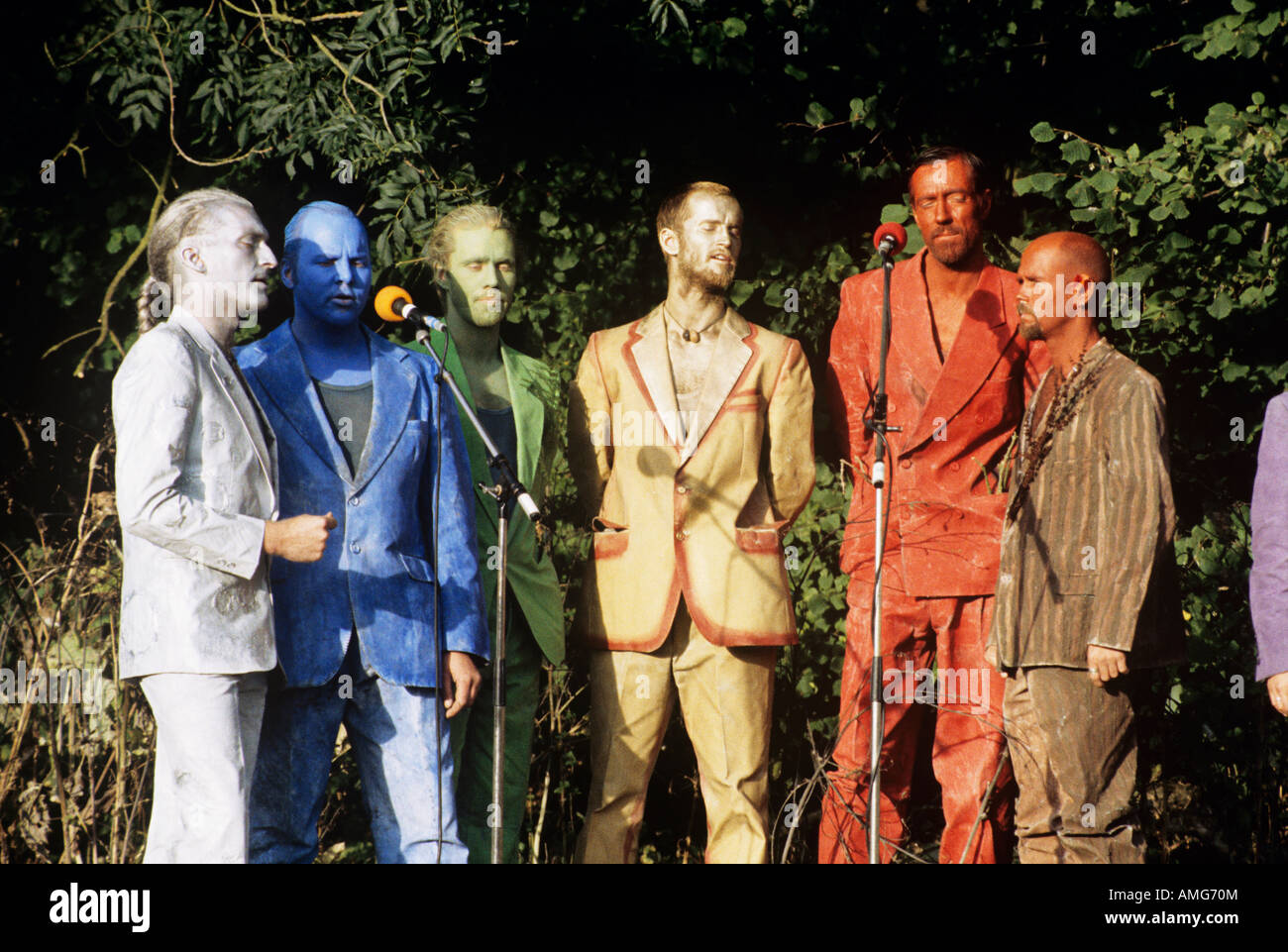 Les hommes chantant en choeur, visages et vêtements peints en différentes couleurs, en Angleterre Banque D'Images