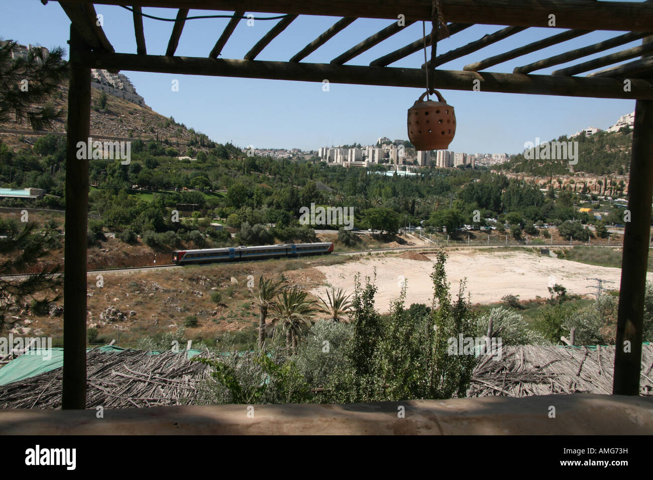 Israël Jérusalem Ein Yael un musée de l'agriculture archéologique à Nahal Refaim Vue vers la ville moderne de Jérusalem Banque D'Images