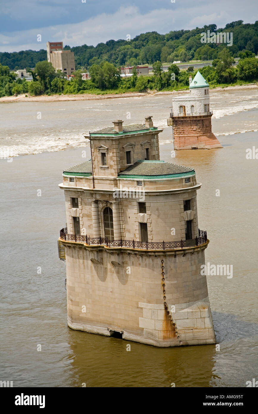 Ancienne chaîne de roches de la prise d'eau dans les tours du pont St Louis au Missouri. Banque D'Images