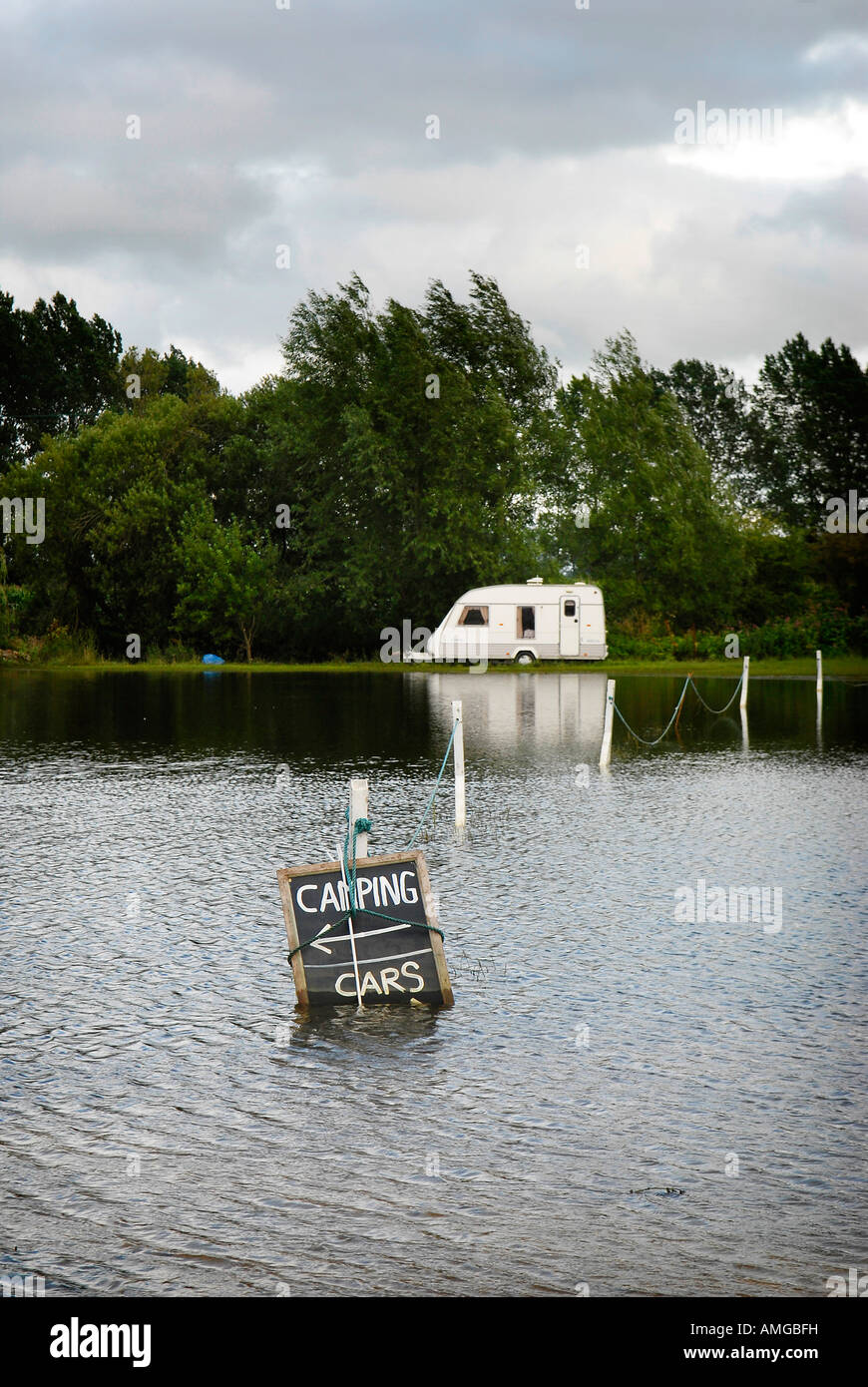 Caravane dans un champ inondé Banque D'Images