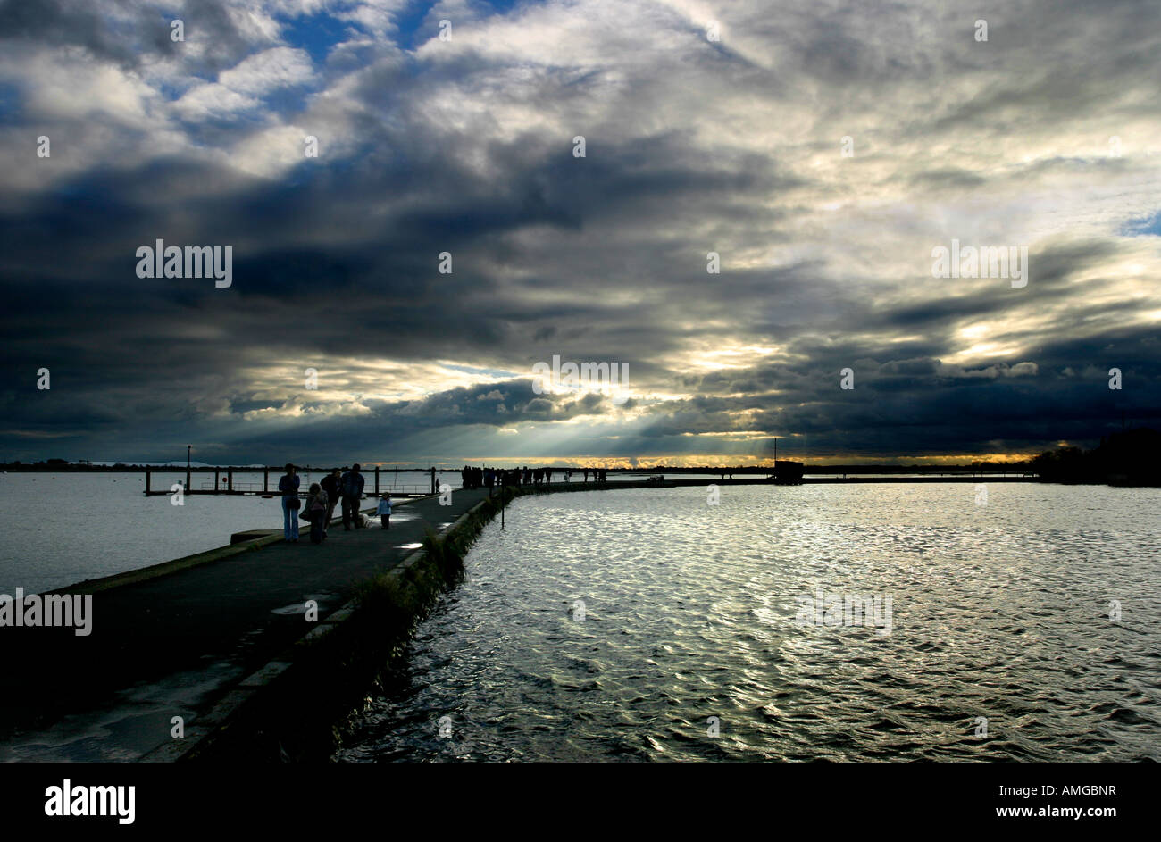 Sombre, couvert, winters après-midi à Emsworth Harbour dans le Hampshire, au Royaume-Uni. Banque D'Images