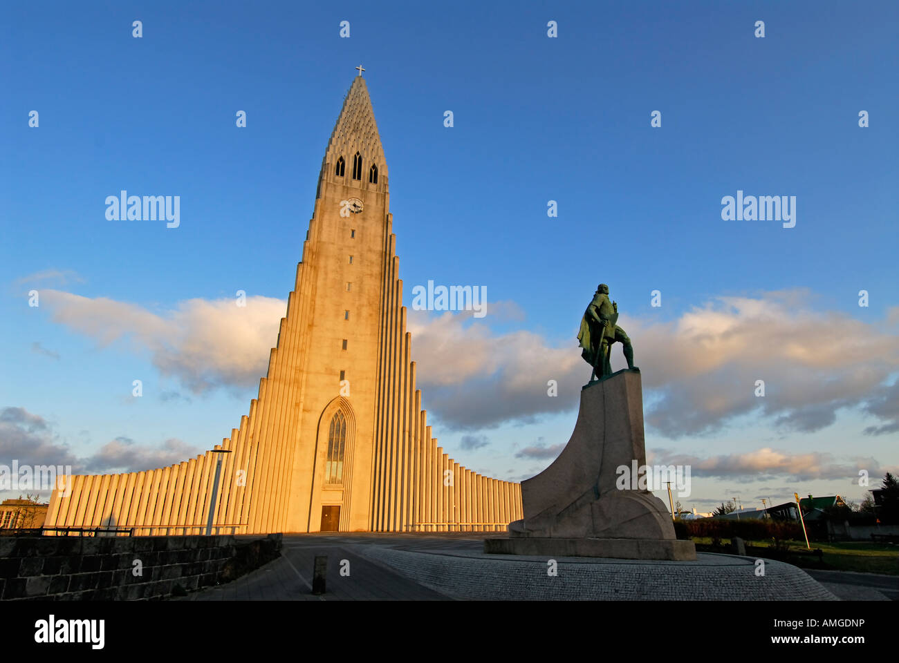 Hallgrimurs Hallgrimskirkja Church avec statue de Leifr Eiriksson devant Reykjavik Islande Banque D'Images