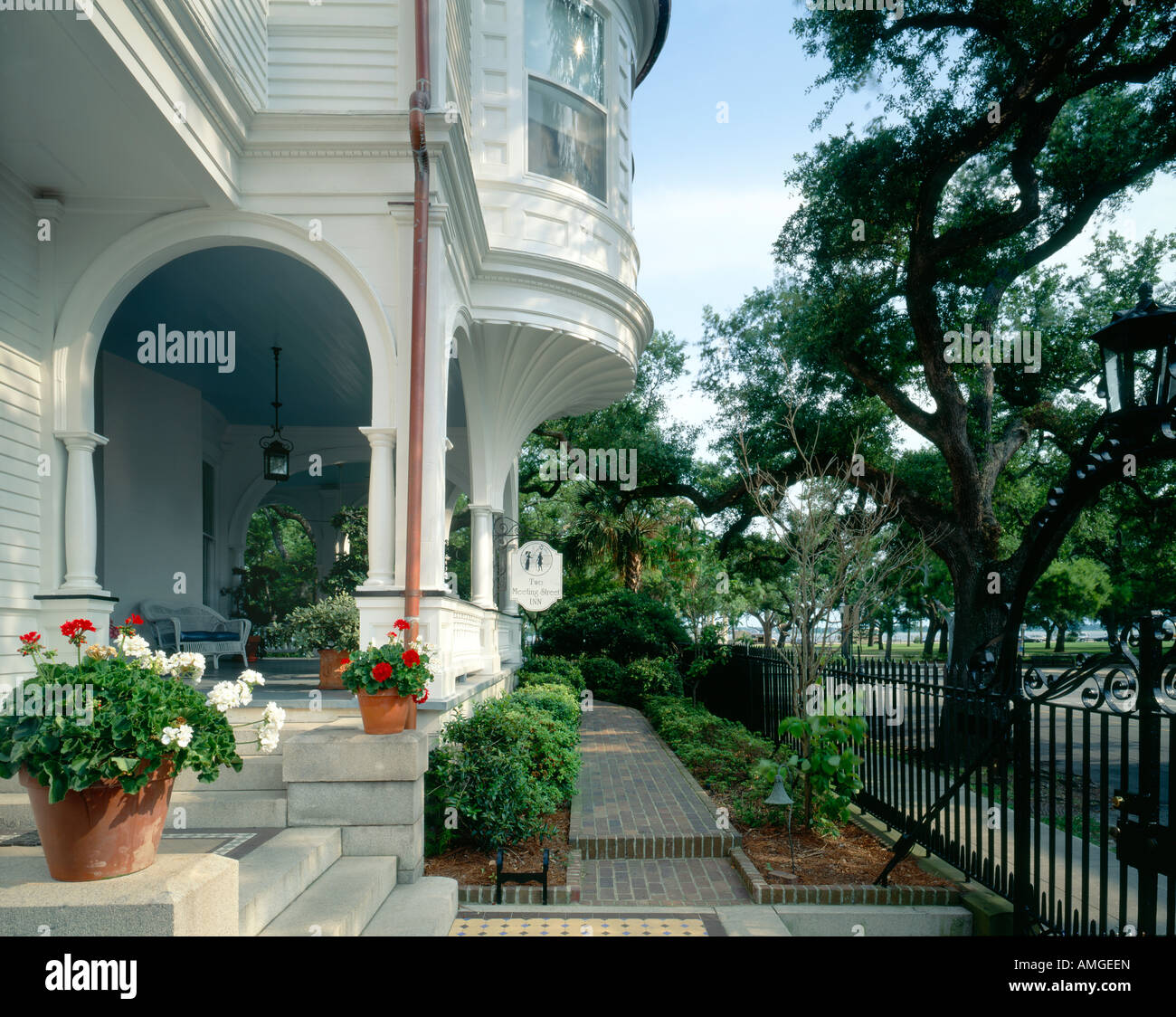 Deux Meeting Street Inn circa 1892 Ce manoir de style Queen Anne donne sur la batterie dans la ville historique de Charleston, Caroline du Sud. Banque D'Images