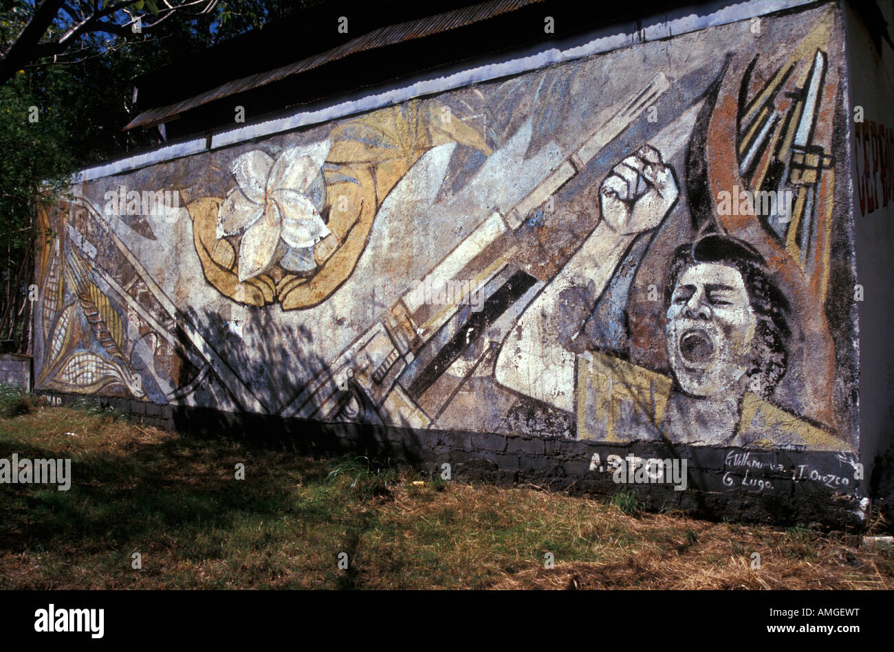 Murale sandiniste proclamant les idéaux de la révolution sandiniste de 1979 dans le centre-ville de Managua, Nicaragua Banque D'Images