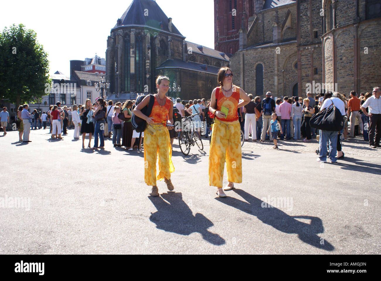 Deux spectateurs habillés à l'air libre de Maastricht performance Banque D'Images