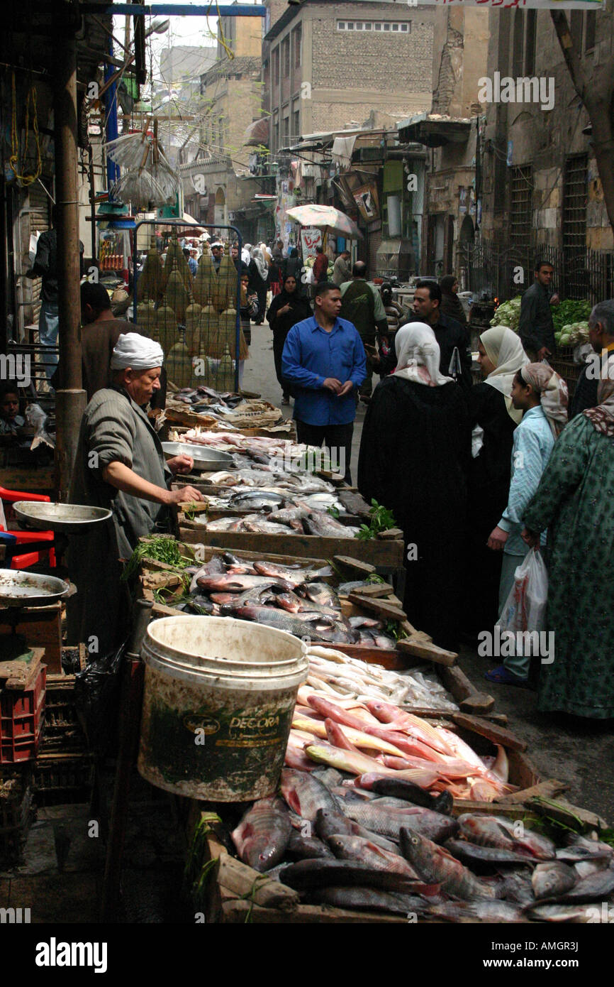 Vendeur de poisson sur El Muizz Rue dans le Caire Islamique Banque D'Images