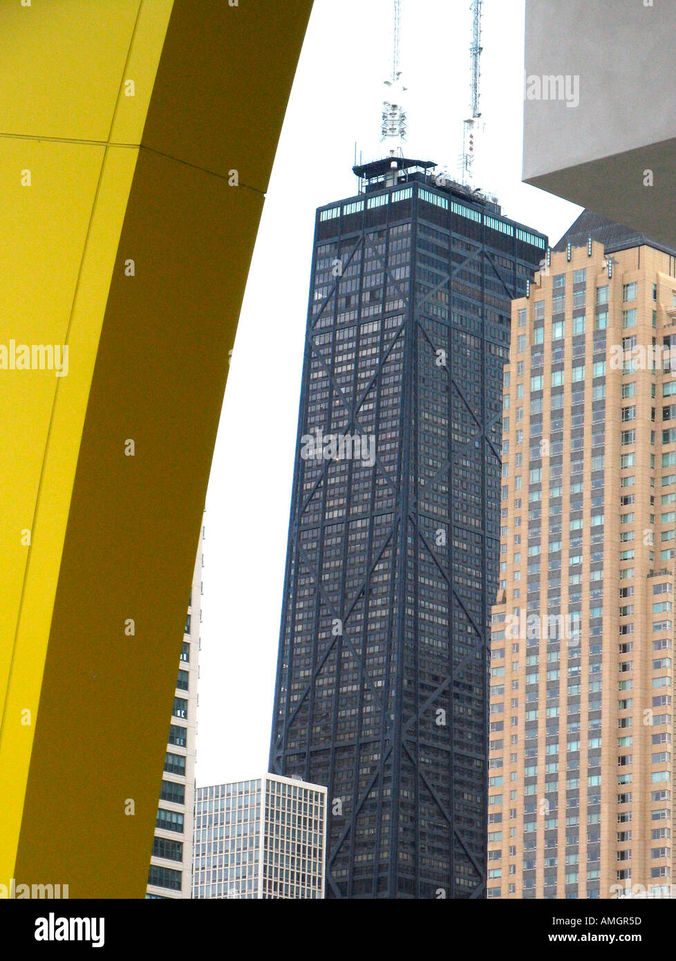 Hancock Center tower encadrée par River North McDonalds golden arch Chicago Illinois USA Banque D'Images