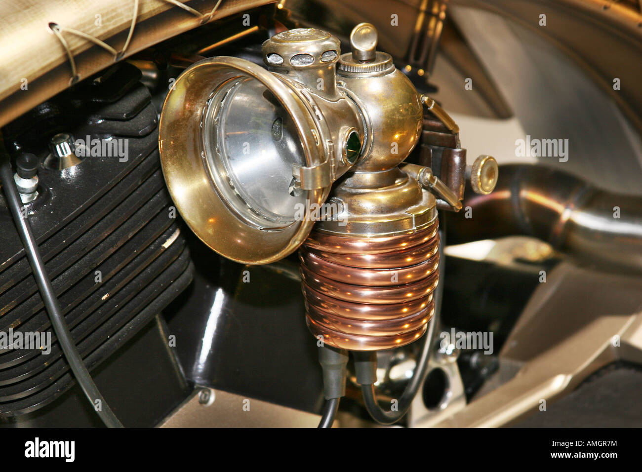 Carbure ancienne gas light sur vintage motor cycle en laiton et cuivre. Banque D'Images