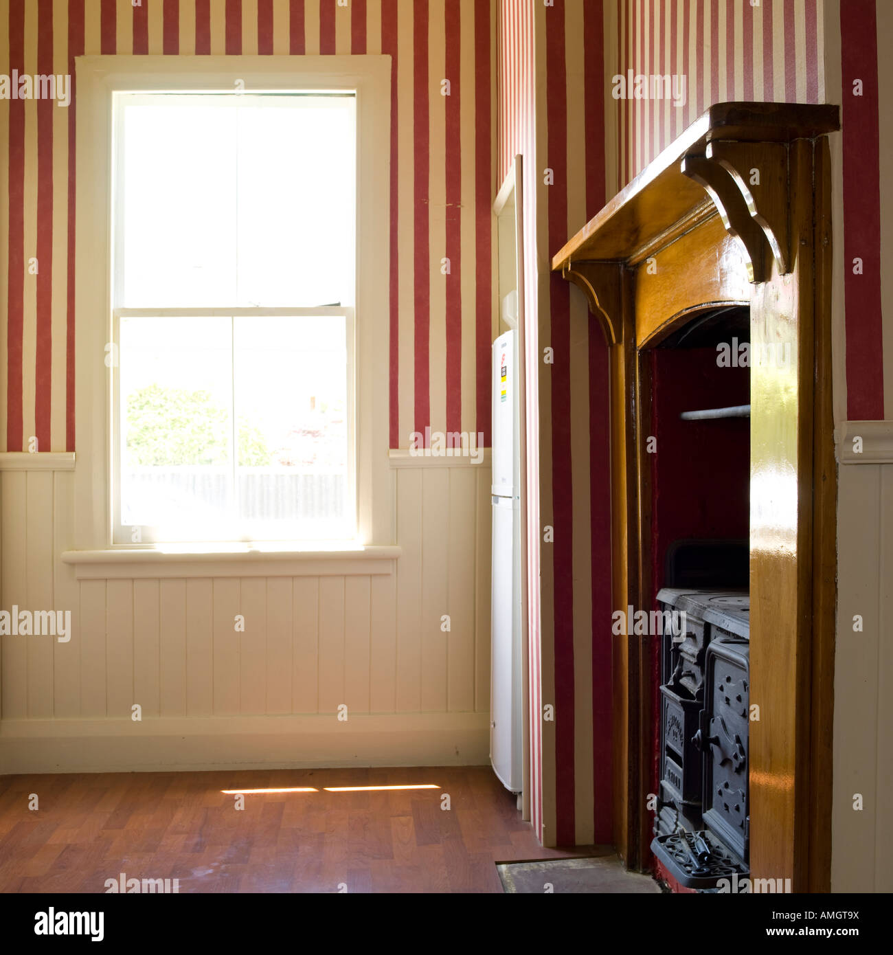 Ancienne gamme incendie dans la cuisine Banque D'Images