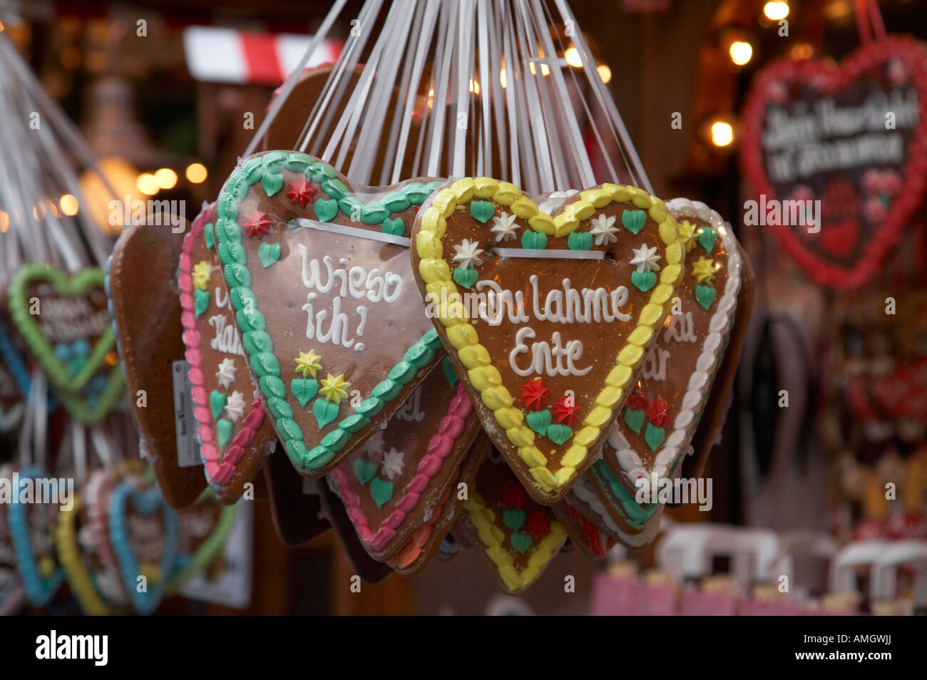 Lebküchen en forme de coeur accroché sur un étal du marché de Noël à Berlin Allemagne Banque D'Images