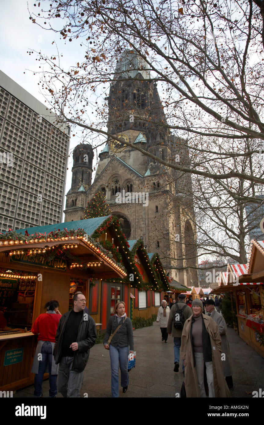 Les gens qui marchent à travers l'ouverture du marché de Noël pour la journée à Gedachtniskirche à côté de l'Église du Souvenir Kaiser Wilhelm Banque D'Images