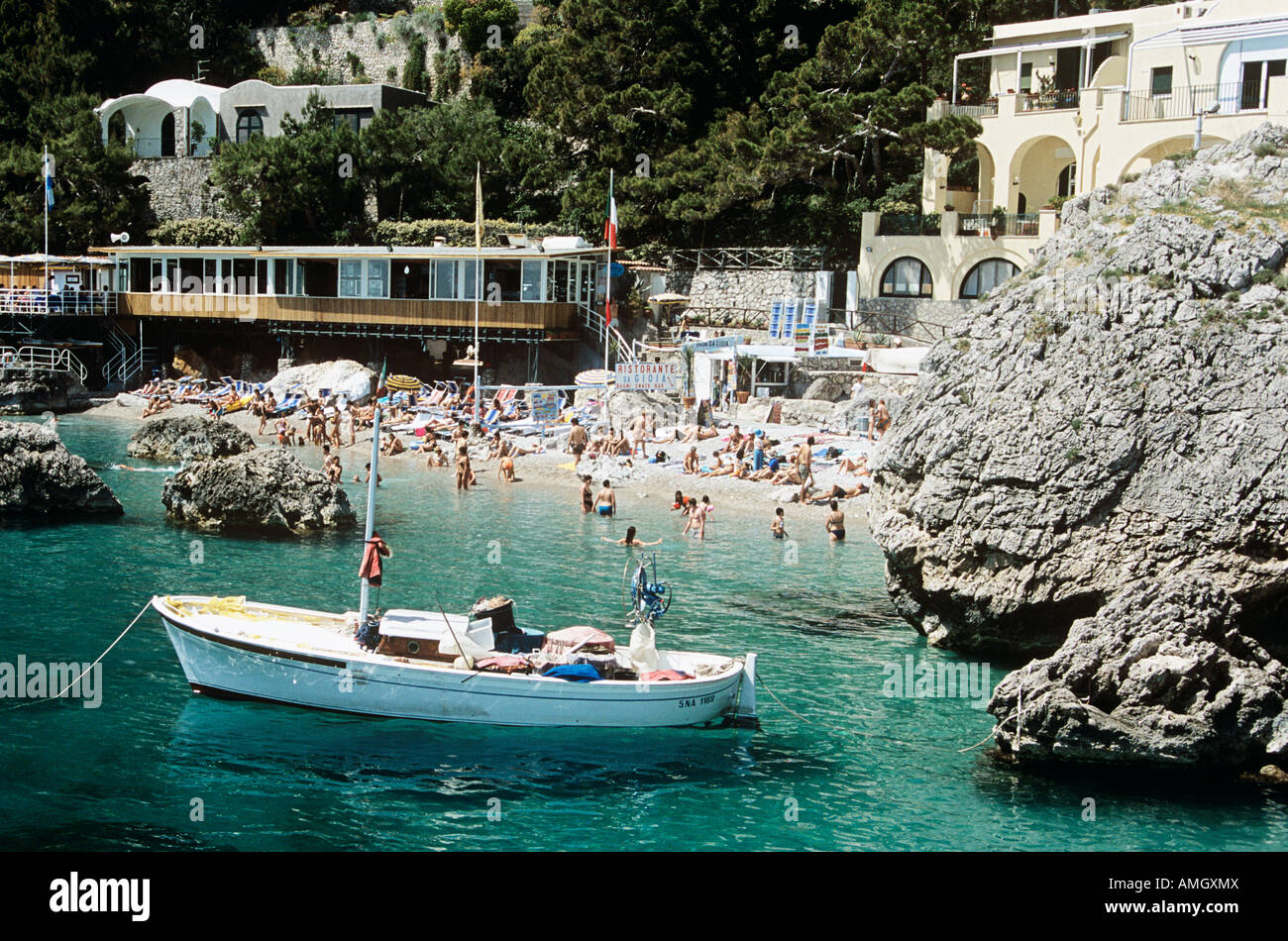 Les touristes sur la plage de Marina Piccola, Capri, Italie Banque D'Images